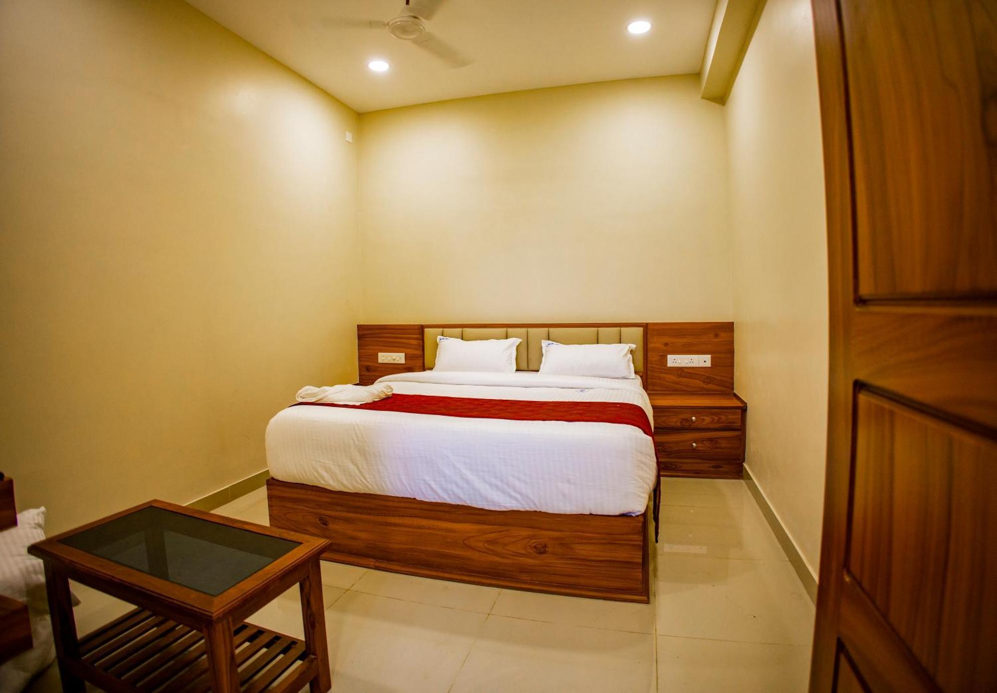 Kkm International Hotel Kuzhittura Luaran gambar